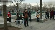 搞笑-20120323-北漂街头翻唱《父亲》 架子鼓巨给力