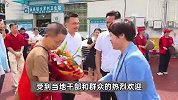 梅大高速下跪拦车老人回乡被授锦旗！村民夹道欢迎，说他是家乡的骄傲