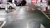惊心动魄！毒贩地库疯狂逃窜，民警前后包夹逼停抓捕嫌犯