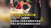 春运路上的年轻人有多会整活：聊天聚餐分享美食，火车直接变“春晚”舞台