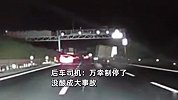 厢货车高速上轮胎掉落，车辆失控左右摇摆，轮毂摩擦地面火花四溅