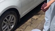 公共厕所变洗车场？管理员劝阻遭女子回怼：他们都在洗，又不违法
