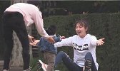 张雨绮放下工作认真带娃，儿子摔地上不管不顾，女儿却举高高