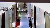 聋哑外卖员比划包厢号，前台小哥急忙起身帮忙，最后一个动作暖心