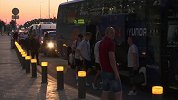 德国大巴离开球场直奔机场 队员下车球迷仍热情欢送