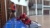贵州桐梓县再遇大暴雨：洪水即将漫过桥面 干部敲锣通知群众转移