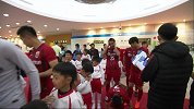 八万人看台惊现迷你浩克 绿巨人Buff加成本场状态可期