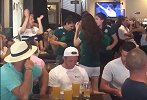 2-1赢球后墨西哥球迷开心了！几位小姐姐在酒吧载歌载舞