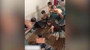 太拼了！莫斯科芭蕾舞者后台看世界杯 一个手机全体围观