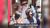 情侣排队乘坐公交车，女友被大妈挤到后面，男子硬堵车门要求女友先上