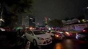 墨西哥球迷在厄瓜多尔队入住的酒店外疯狂制造噪音