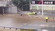 外卖小哥不听劝骑车过涵洞，连人带车被洪水吞没，交警市民手拉手组“生命线”救人