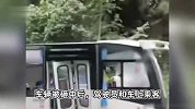 重庆一中巴车遭落石砸中致6死9伤，车顶被砸穿，监控拍下事发瞬间