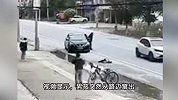 监控曝光！男孩横穿马路不慎被轿车撞飞数米远，村干部：正在抢救
