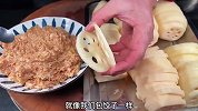 把莲藕放在油锅里炸一炸，出锅瞬间变美食外酥里嫩