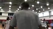 街球-格里芬弹墙平筐劈扣 暴力美学惊呆众队友-花絮
