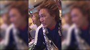 日本出局球迷哭成泪人 身后损友又吃有喝笑开花