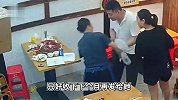 老板给阿姨发工资反被塞500元报恩，双向奔赴的温暖，老板：特别感动