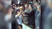 谁能成为新王？FIFA官方回顾历届冠军捧杯时刻