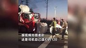 货车司机为躲避闯红灯路人，急刹车导致钢卷砸进驾驶室：还是司机自己打的120