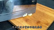 加点榨菜做出来的红汤煎蛋面味道绝了，吃着香辣入味，解馋又过瘾