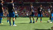 巴西球迷怀抱婴儿支持主队 桑巴军团抢圈堪称闪电节奏