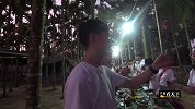 笑喷！第一次跳少数民族的竹竿舞，差点没把伴舞绊倒