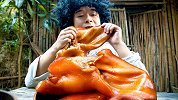在野外，小伙用祖传大锅卤猪头肉，忍不住直接啃着吃