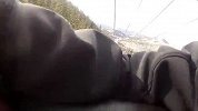 超恐怖！实拍男子坐缆车上雪山半路掉下去了