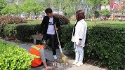 美女当街羞辱环卫工人，男友的做法真是大快人心