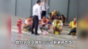 农民工在大楼下吃饭避雨，疑遭安保人员无情驱赶：我们这里不准吃