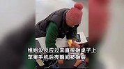 弟弟给姐姐拿700克黄金，没反应过来直接砸桌子上，苹果手机后盖瞬间碎裂
