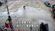 家长试衣服太认真，婴儿推车溜到马路上却浑然不知，监控拍下惊险全程