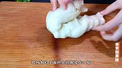 把面粉倒入滚烫的开水中，就服这种做法，吃一次忘不了，太香了