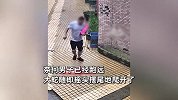 惊险！男子走过墙角遭大蛇窜起来咬，迅速跑走躲过2次攻击