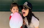 汪峰章子怡3岁女儿醒醒近照曝光，和章子怡吃棉花糖，长相更像谁