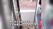 男子带娃乘公交举动异常，女司机立刻报警一路追踪：宁可抓错不可放过！