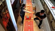 全程不到一分钟！佛山一男子到金店购物 抢了两条项链转身就跑