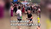 泼水节太疯狂！市民公然“洗警”、狗都不放过、情侣求婚变落汤鸡