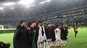 震撼！权健将士谢场上演维京战吼 水滴球场成为白色欢庆海洋