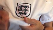 英格兰比利时携手出线 球迷自制队歌嗨翻酒吧