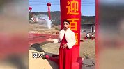 临近春节怕堵车，男子开直升机参加同学乔迁之喜，排面直接拉满