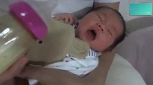 婴儿都这么饿吗上一秒还哭得歇斯底里，献上奶瓶，下一秒瞬间安静