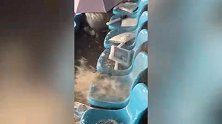 凤凰传奇演唱会突然下冰雹，排水管直冲座台，粉丝买澡堂票蹲地上