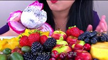 美女吃水果盛宴,一大口下去满满的维生素,是女生向往的生活!