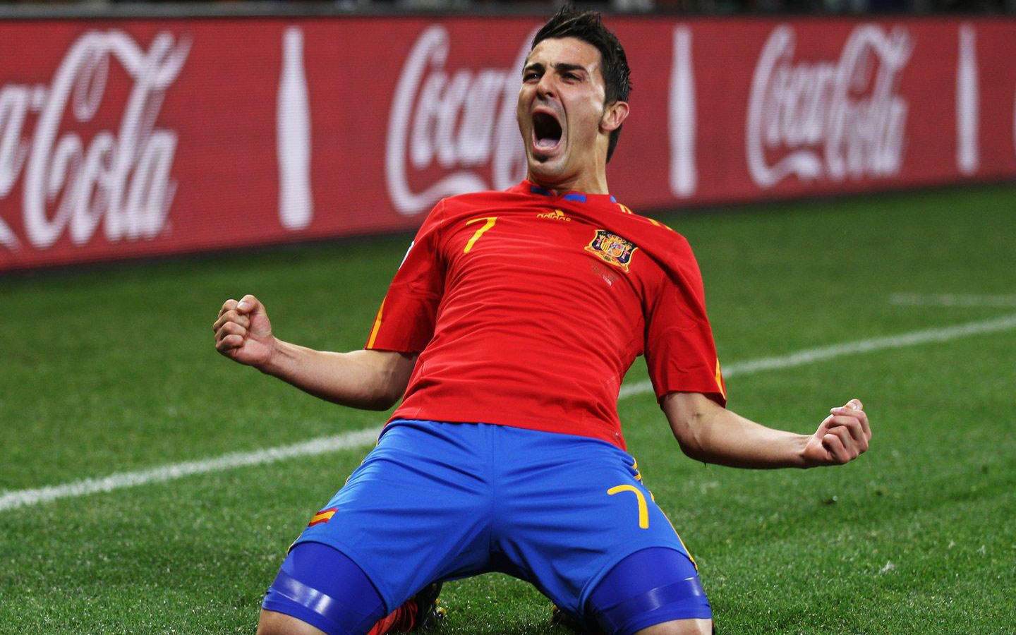 比利亚世界杯9球回顾 中场超远吊射成经典