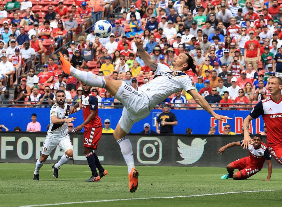 伊布再出一神图火爆网络!门前超级倒钩 结局竟是.