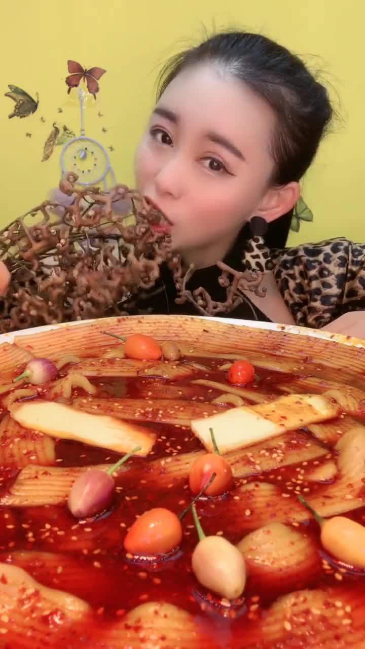 美女直播吃的这是什么,真是没有不能吃的食物了