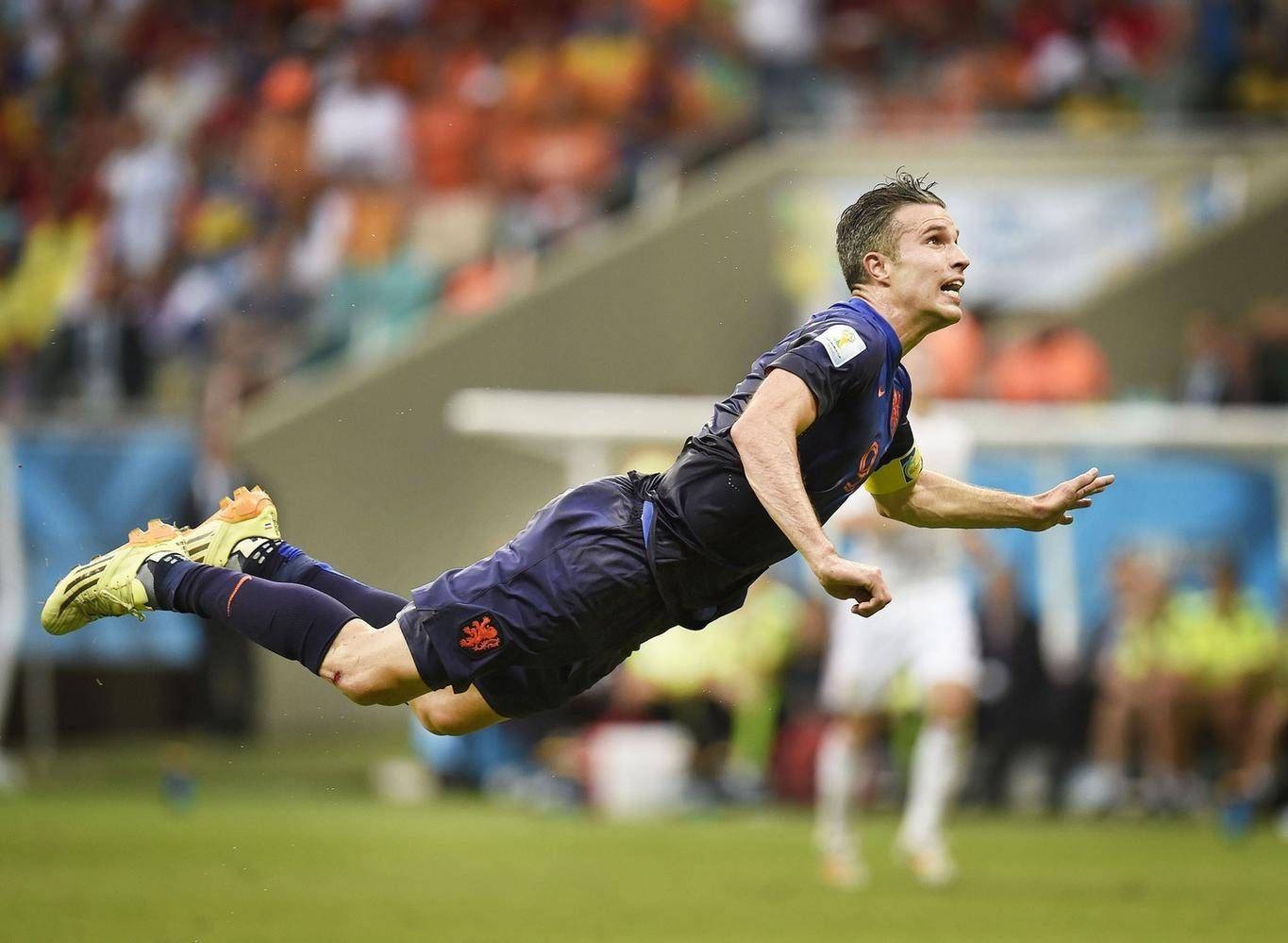 《头号玩家》-fifa大神还原范佩西鱼跃龙门 完美复制足坛最美头槌