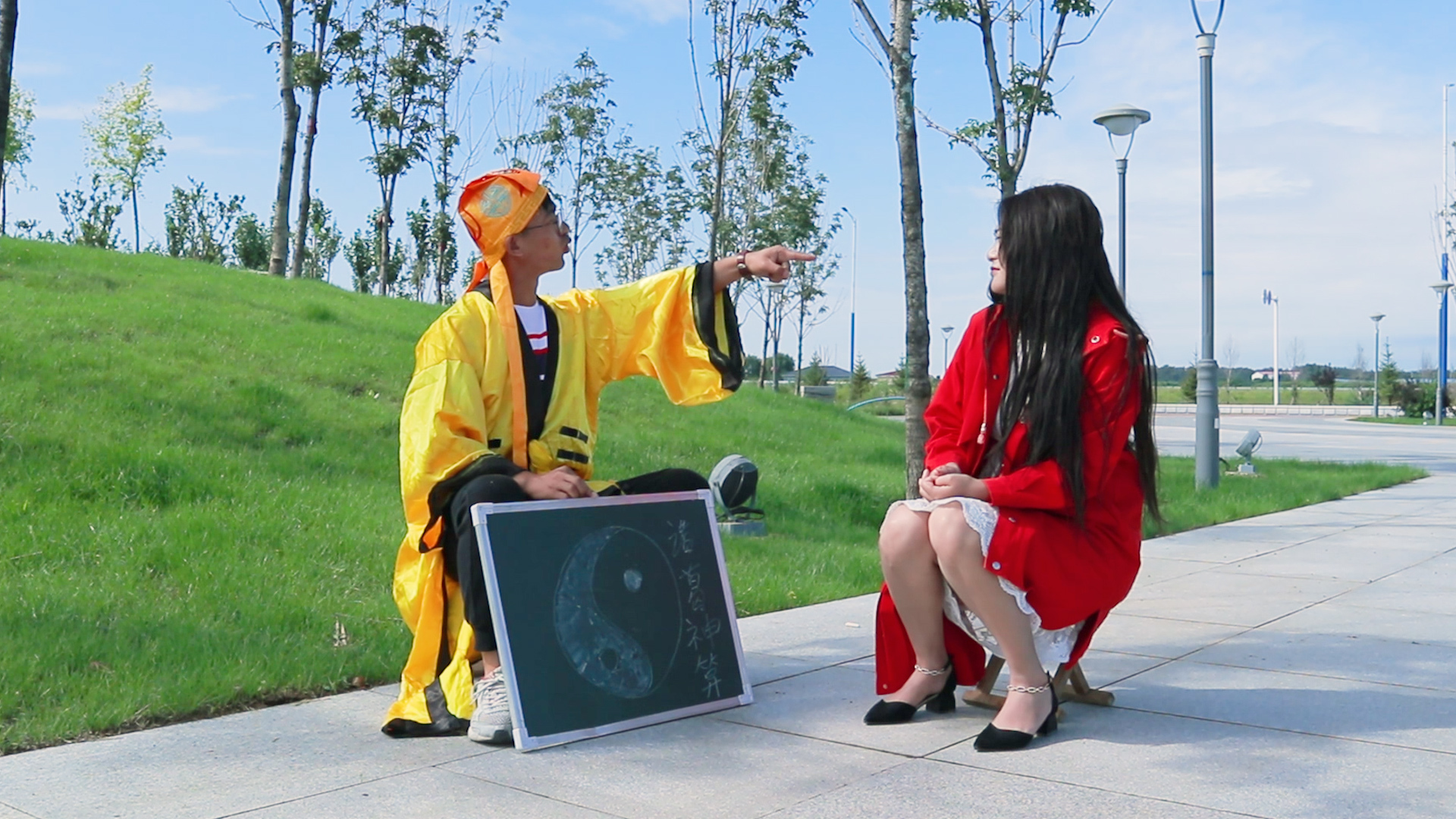 美女公园算卦不给钱,谁知给大师都绕迷糊了, 结局真有趣